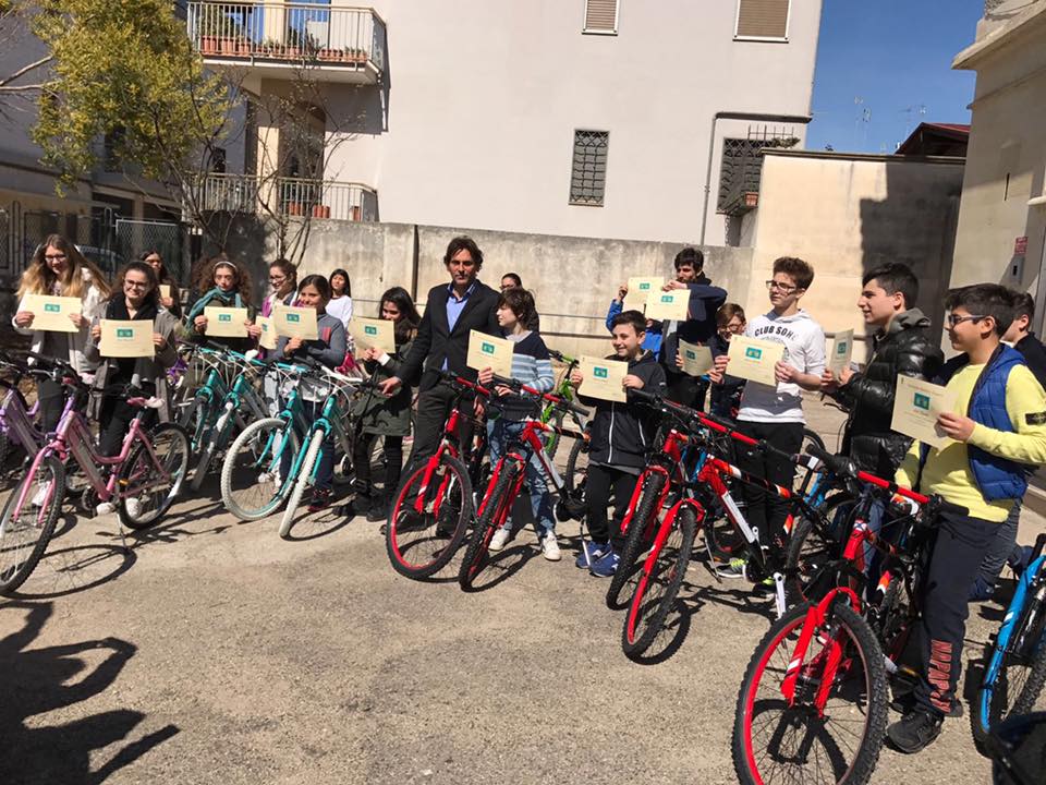 L'Assessore Luca Pasqualini consegna le biciclette ai ragazzi vincitori