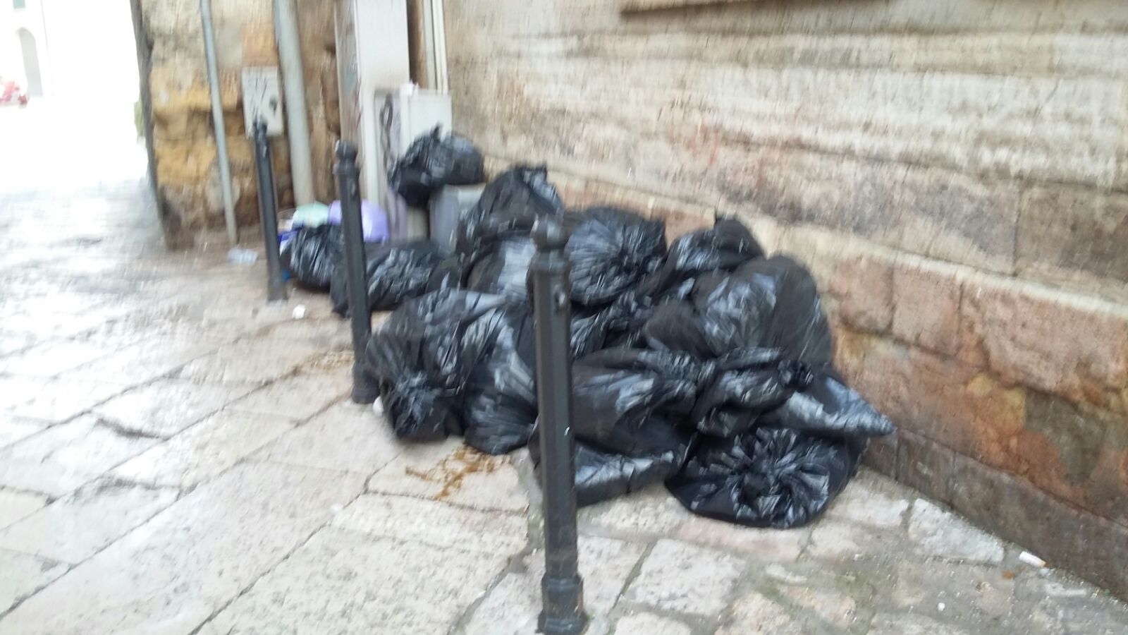rifiuti via colonne