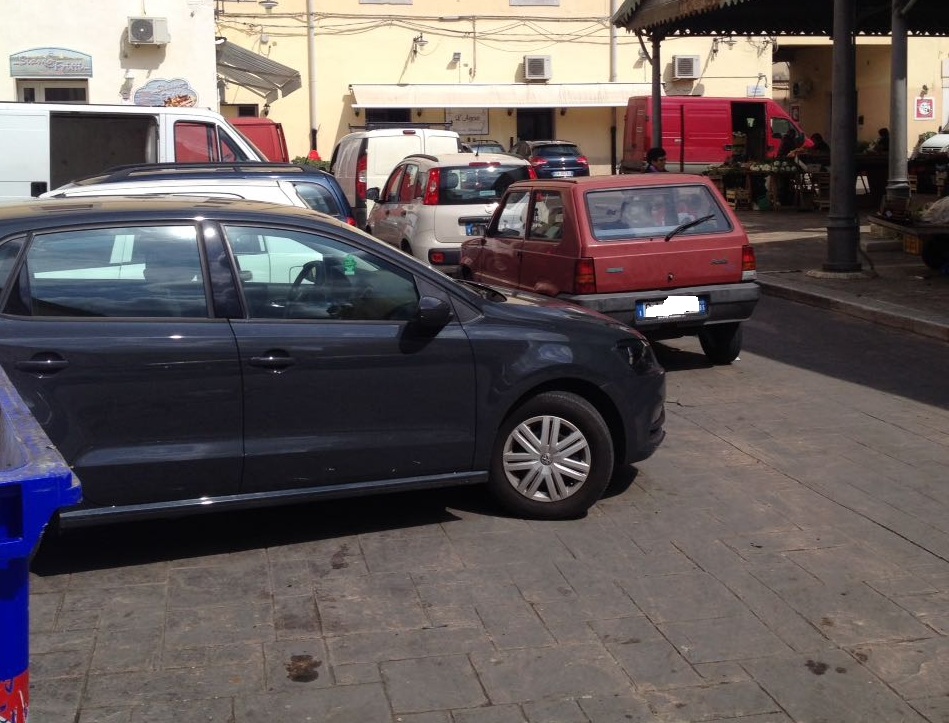 auto piazza mercato