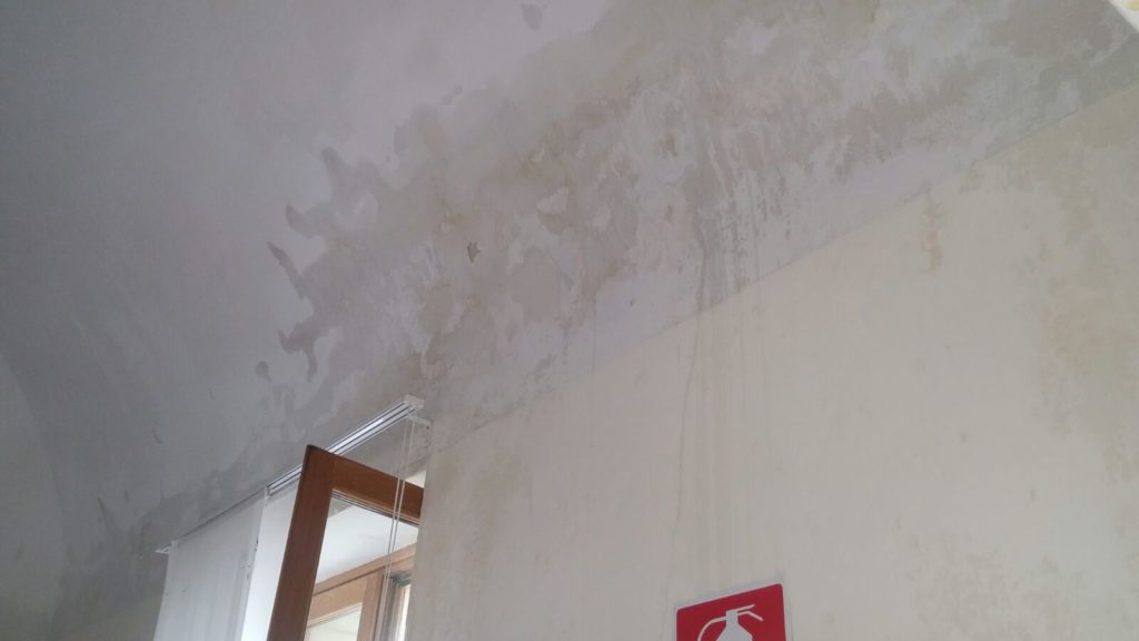 Il soffitto pieno di umidità
