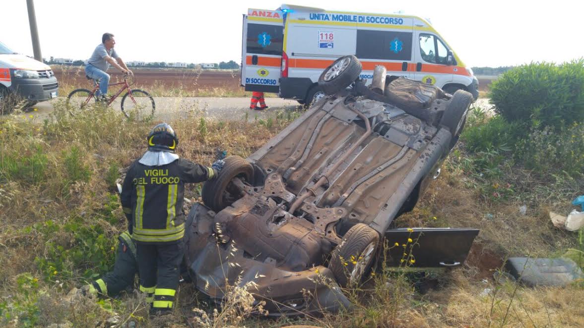 Bruttissimo scontro tra due auto sulla BrindisiBari, conducenti
