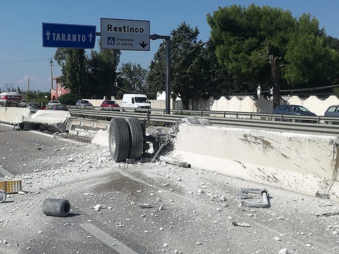 Incidente sulla SS7 Brindisi Mesagne si ribalta un autoarticolato