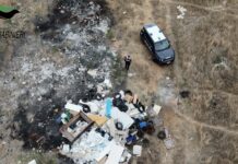 Bruciavano auto fuori uso per recuperare e rivendere i metalli: due arresti e sei denunce