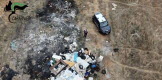 Bruciavano auto fuori uso per recuperare e rivendere i metalli: due arresti e sei denunce