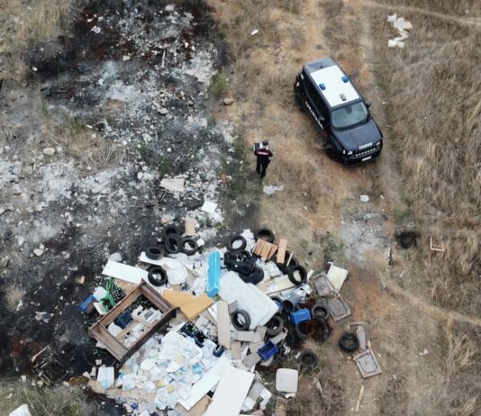 Bruciavano auto fuori uso per recuperare e rivendere i metalli: due arresti e sei denunce